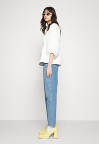 Levi's® HIGH WAISTED MOM JEAN - Mom Jeans - summer house