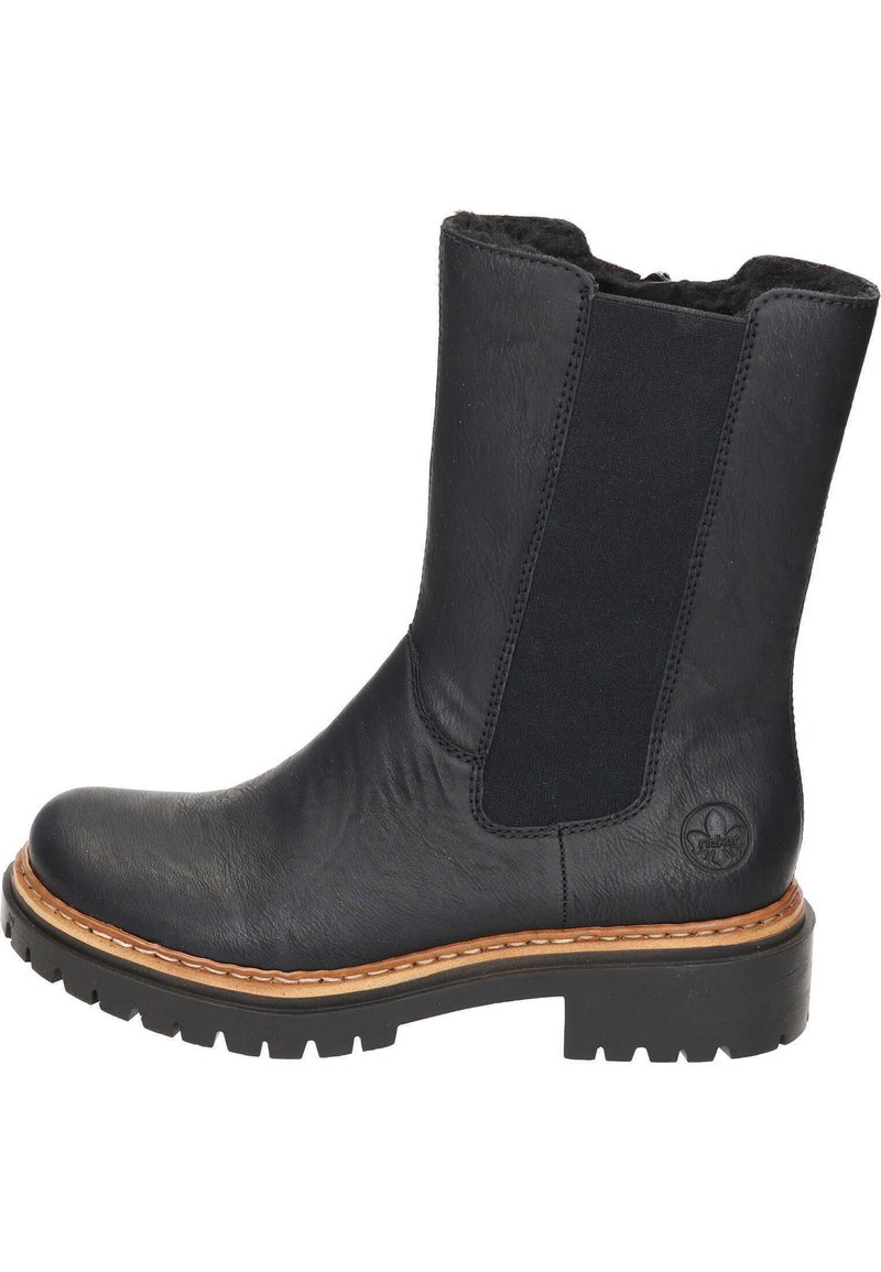 Botte de cheville en cuir noir avec panneaux latéraux élastiques, surface texturée, accents cousus et semelle en caoutchouc épaisse.