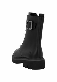 Bottines noires en cuir avec un laçage à l'avant, détail de boucle sur le côté, semelle épaisse et texture lisse. Convient pour un usage décontracté.