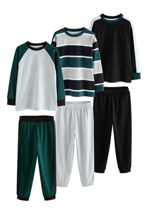 Tre set di felpe a maniche lunghe per bambini con pantaloni jogger abbinati nei colori verde-grigio, a righe nero-grigio-verde e nero con dettagli bianchi.