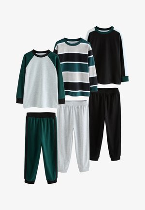 Trys vaikų ilgomis rankovėmis megztiniai ir atitinkamos sportinės kelnės žaliai-pilkos, dryžuotos juodos-pilkos-žalios ir juodos su baltais akcentais spalvomis.