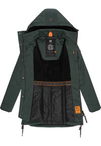 Grön isolerad jacka med en fluffig svart inre foder, orange detaljer, dragkedjestängning och mönstrad svart tyg i den nedre delen.