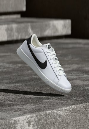 Nike Sportswear, TENNIS CLASSIC SPORT - Αθλητικά παπούτσια - white/black