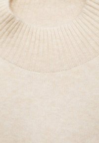 Hellbeiger Pullover mit geripptem Rundhalsausschnitt. Sanfte Textur und einfarbiges Muster; glatter Körper, der am Hals zu einem gerippten Rand übergeht.