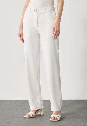 Pantaloni bianchi a gamba larga realizzati in un tessuto liscio, con chiusura frontale a bottone dorato e tasche laterali. Texture morbida e linee pulite.