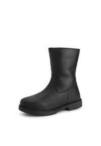 Bota de cuero negra hasta la mitad de la pantorrilla con punta redondeada, suela texturizada y logo sutilmente grabado cerca del talón sobre fondo blanco.