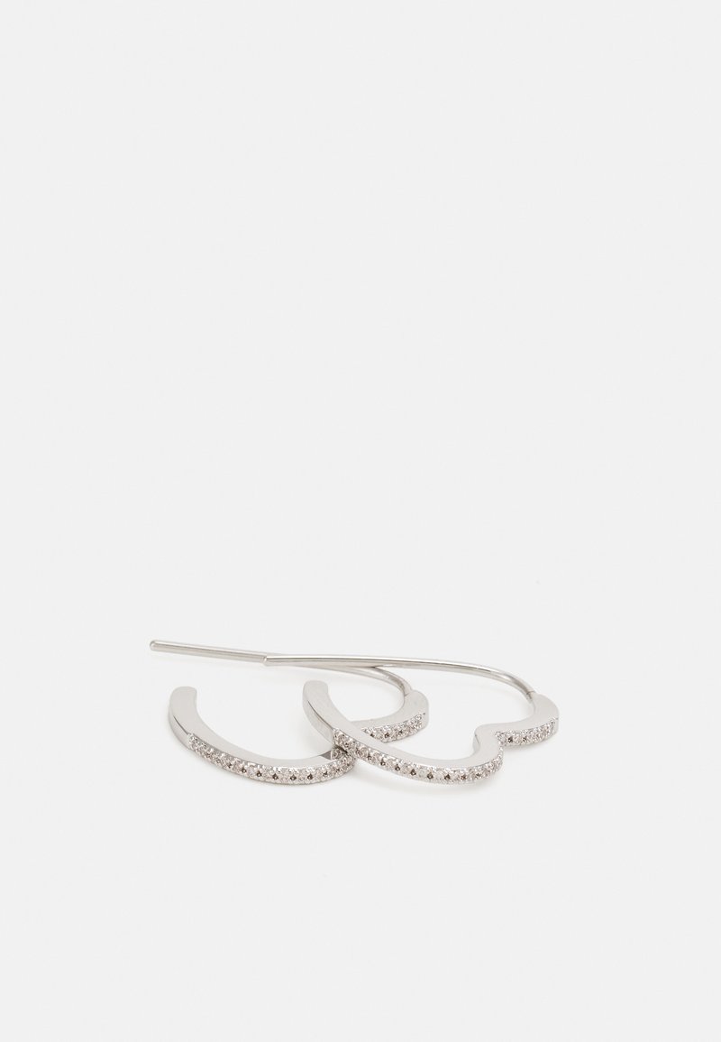 Pendientes de aro de plata con un diseño curvado, que cuentan con una fila de piedras preciosas transparentes a lo largo del borde exterior para un detalle adicional.