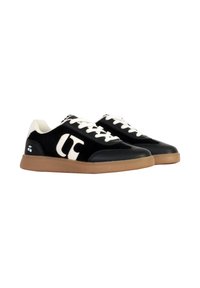 Zapatillas negras con parte superior texturizada, cordones blancos y logo, con una suela de goma y acentos en contraste. Diseño estándar de caña baja.