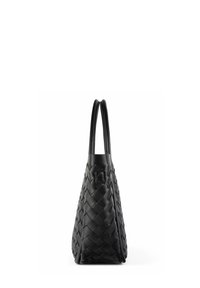 Sac fourre-tout en cuir tissé noir avec deux poignées, forme angulaire et motif texturé sur la surface. Pas de matériel ou d'accents visibles.