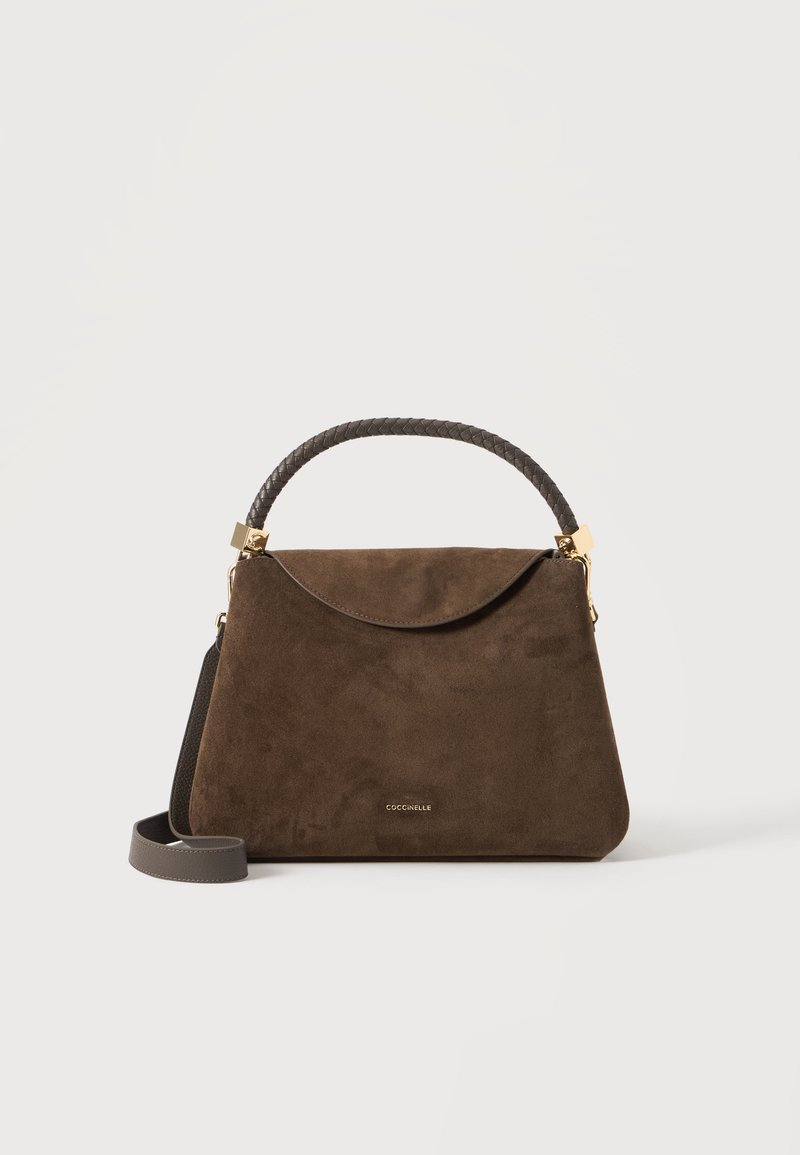 Sac à main en daim marron avec poignée tressée, quincaillerie dorée et bandoulière amovible sur un fond clair uni.
