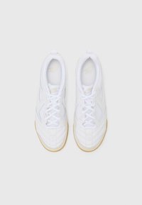 Weiße Sportschuhe mit einem strukturierten Lederobermaterial, ausgestattet mit einem Schnürdesign und einer Gummisohle. Enthält dezente Branding-Details.