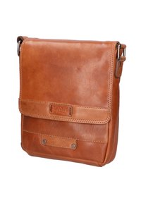 Borsa a tracolla in pelle marrone con chiusura a pattina, cuciture visibili, logo in evidenza e minuteria metallica. Forma rettangolare compatta.