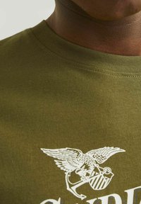 Jack & Jones PREMIUM RUNDHALS - Majica kratkih rukava s printom - fir green