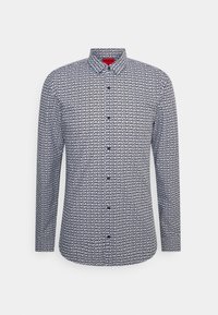 Camisa de manga larga en azul marino y blanco, con un patrón de logotipos repetitivo, diseño con cuello y cierre frontal de botones. Material de algodón.