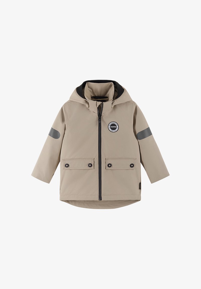 Veste à capuche beige pour enfants avec fermeture éclair à l'avant, deux poches à boutons, bandes réfléchissantes grises sur les manches et logo circulaire sur la poitrine.