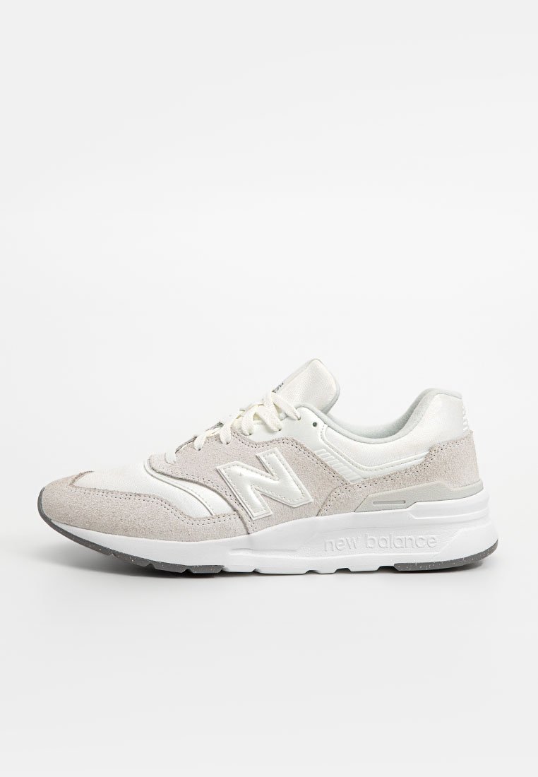 Sneaker grigio chiaro e bianchi con un mix di suede e materiale sintetico, suola in gomma e logo del marchio embossato sul tallone.