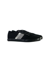 Zapatillas negras con parte superior texturizada, con un panel lateral gris y un logo blanco. Diseño de cordones y suela de goma con acentos estriados.