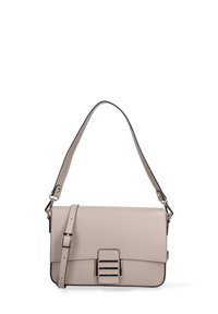 Borsa a tracolla in pelle beige con una texture liscia, chiusura a patta e finiture in metallo argento. Presenta una tracolla regolabile.