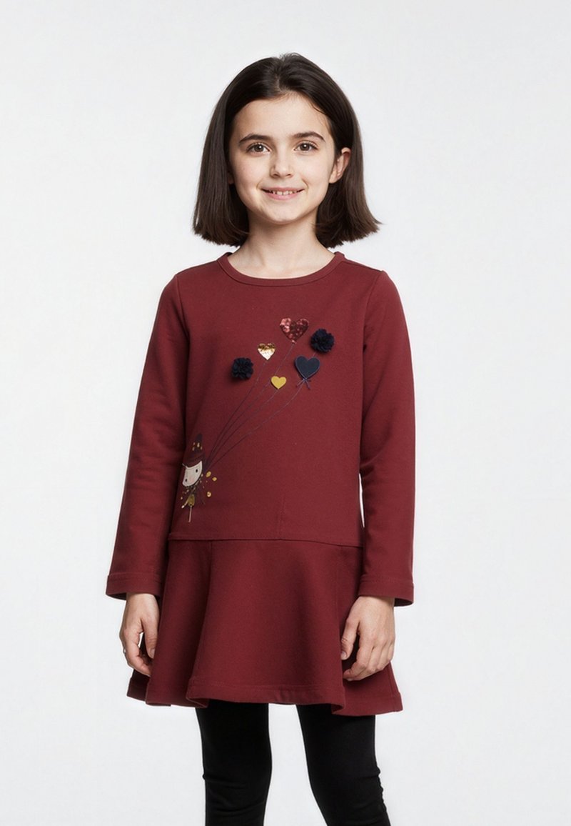 Abito lungo a maniche lunghe color bordeaux con gonna a campana, caratterizzato da un'illustrazione di un personaggio con accenti di palloncini colorati e dettagli floreali in rilievo.