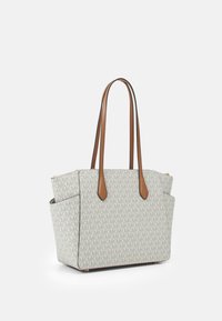 Geantă tip tote cu un exterior gri deschis, cu un model, având mânere și finisaje din piele maro. Include buzunare laterale pentru depozitare suplimentară.