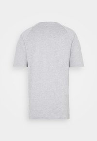 Grå kortärmad t-shirt i mjukt bomullstyg. Har en rundad halsringning och en minimalistisk design utan mönster.