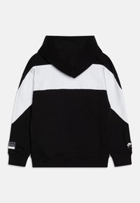 Zwarte hoodie met witte diagonale panelen. Heeft ribgebreide manchetten en een zoom, gemaakt van een zachte katoenmix met een logopatch op de mouw.