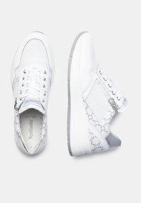 Weiße Sneakers aus Mesh und glattem Leder, mit einem seitlichen Reißverschluss, strukturierten grauen Akzenten und einem gemusterten Überzug an den Seiten.