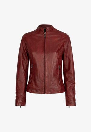 Rode leren jas met een hoge kraag, rits aan de voorkant en twee zijzakken met rits. Heeft subtiele stiksels en aansluitende mouwen.