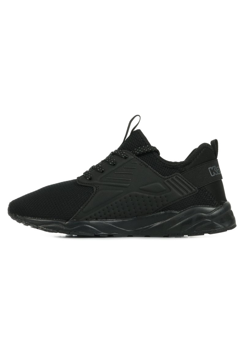 Chaussures de sport noires avec une tige en mesh, des lacets plats, un col rembourré et des accents texturés. La semelle est courbée pour un soutien et une flexibilité accrus.