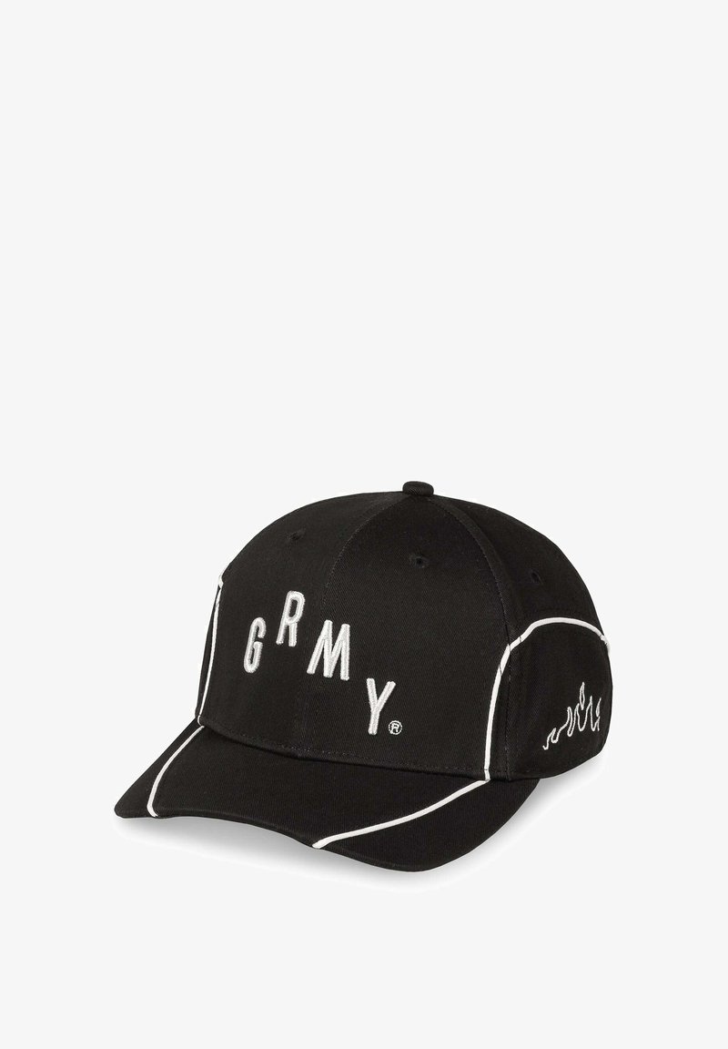 Zwarte honkbalpet met witte geborduurde tekst "GRMY" en vlamdetail. Heeft een gestructureerde kroon, gebogen rand en contrasterende piping.