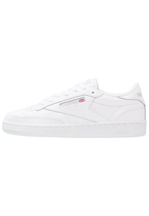 Weiße Leder-Sneaker mit einem Low-Top-Design, Schnürverschluss, strukturierten Seitenpanelen und geprägtem Reebok-Branding. Gummiaußensohle.