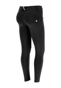 Leggings neri con una texture liscia ed elastica. Presentano tasche posteriori arrotondate e un piccolo logo sulla tasca destra, progettati per il comfort.