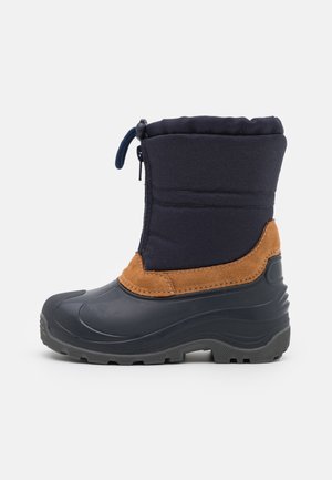 Botte d'hiver pour enfant avec semelle et bout en caoutchouc noir, tige en tissu bleu marine, accent en daim marron, et fermeture ajustable par cordon de serrage sur le dessus.