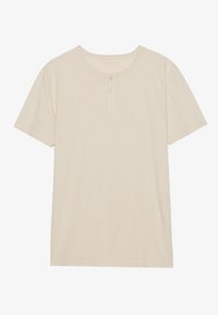 Beige t-skjorte med korte ermer laget av mykt stoff, med rund halsutskjæring og tre-knappslukking med en glatt tekstur.