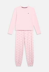 Svetloružová súprava s dlhým rukávom a nohavicami, nohavice s drobnými potlačami loga, elastické manžety na nohaviciach, jemné malé logo na ľavej hornej časti hrudníka.