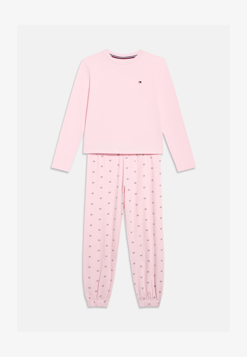 Σετ με μακρυμάνικη μπλούζα σε ανοιχτό ροζ χρώμα και παντελόνι, το παντελόνι έχει μικρά μοτίβα με το λογότυπο, ελαστικά μανσέτες στο παντελόνι και διακριτικό μικρό λογότυπο στο αριστερό πάνω μέρος του στήθους.