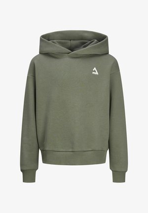 Osoba ubrana w czarną kurtkę na zamek, oliwkowozieloną bluzę z kapturem, pasujące oliwkowozielone spodnie oraz czarne trampki z białą podeszwą.