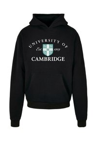 Fekete kapucnis pulóver, amelyen a "Cambridge-i Egyetem" felirat és egy címer design található fehér és türkiz színben. Elöl zsebbel és bordás mandzsettákkal rendelkezik.
