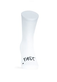 Bílé sportovní ponožky s hladkým povrchem, na boku s výrazným černým nápisem "FAST".