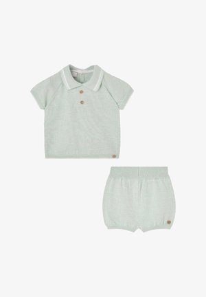 Polo en maille vert clair à manches courtes avec deux boutons en bois et short assorti en maille avec ceinture élastique pour tout-petits.