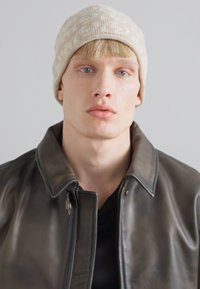 Holzweiler LEO ROLLED HEM BEANIE UNISEX - Muts - beige mix