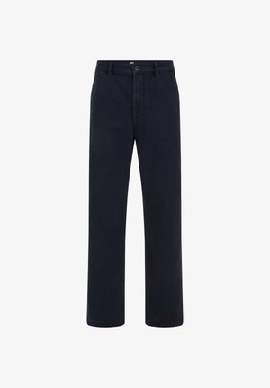 Tengerészkék egyenes szárú nadrágok övbujtásokkal, elöl gombos és cipzáras rögzítéssel, fehér háttéren bemutatva.