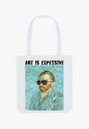 Katoenen draagtas met een witte achtergrond, met een kleurrijke afbeelding van een man met een bril en een ketting, tekst "KUNST IS DUUR" in vet zwart.
