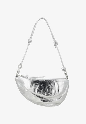 Stříbrná kovová ramenní taška ve tvaru půlměsíce s uzlovaným nastavitelným popruhem a zavíráním na zip.