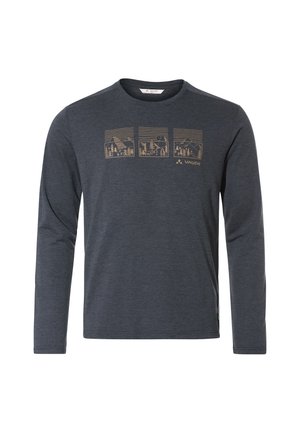 Langärmliges dunkelgraues T-Shirt aus weichem Stoff, mit einem goldenen Grafikdesign von Bergen und Bäumen über der Brust, und einem runden Halsauschnitt.