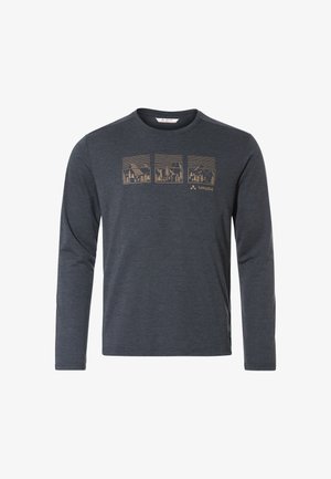Langärmliges dunkelgraues T-Shirt aus weichem Stoff, mit einem goldenen Grafikdesign von Bergen und Bäumen über der Brust, und einem runden Halsauschnitt.