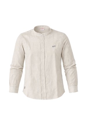 Camicia beige a maniche lunghe con sottili righe verticali, colletto alla coreana, bottoni frontali e piccolo logo blu navy sul petto sinistro.