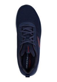 Basket de sport en maille bleu marine avec design à lacets, semelle intérieure en mousse à mémoire de forme et accents de logo rouge. Dotée d'une semelle extérieure blanche et d'une surface texturée.