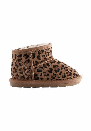 Stivaletto con stampa leopardata, esterno in suede marrone, fodera morbida e suola in gomma. Caratterizzato da un design cucito e una cintura regolabile.