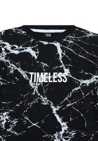 T-shirt nera caratterizzata da un motivo in marmo bianco e dalla scritta "TIMELESS" stampata in bold lettere bianche. Design con collo a giro, materiale in cotone.